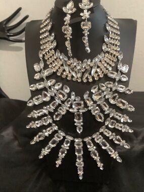 Crystal Statement Necklace and Drop Earrings Set - Silver